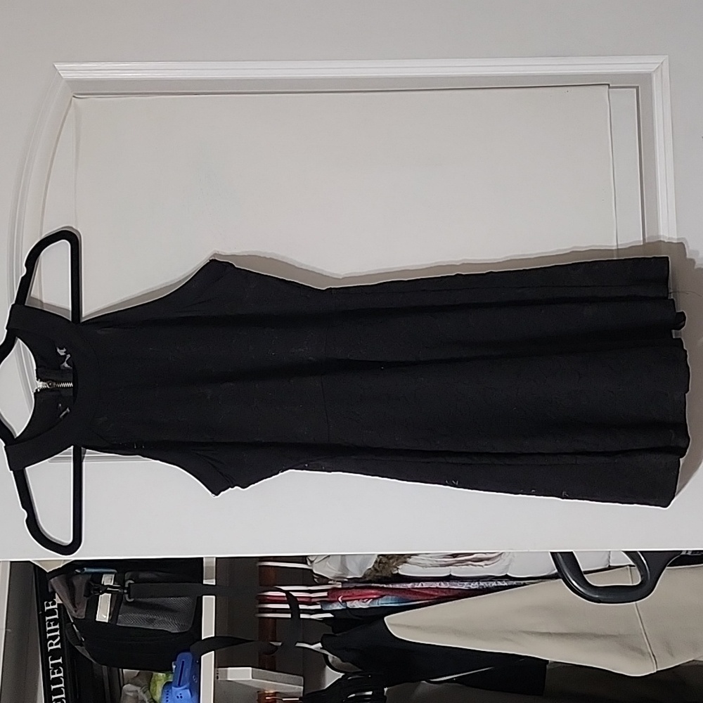 Black sleeveless dress